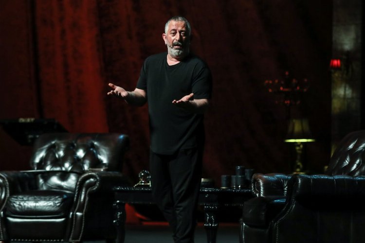 Cem Yılmaz ‘Geleceğin Hekimleri’ için sahne aldı