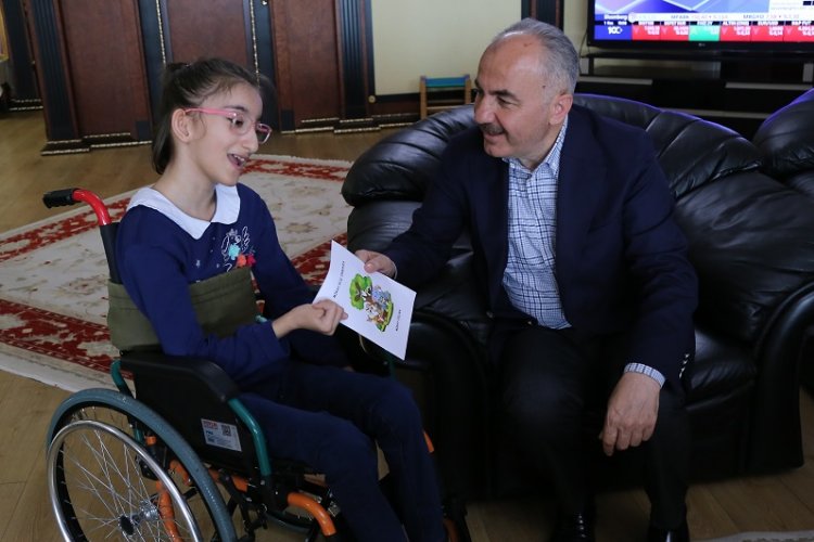 Özel yetenekli çocuk yazardan Başkan Metin’e teşekkür