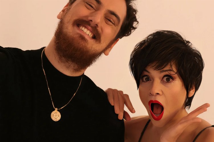 ‘Sahte Öpüşler’ şarkısı ile yapaylık eleştirisi