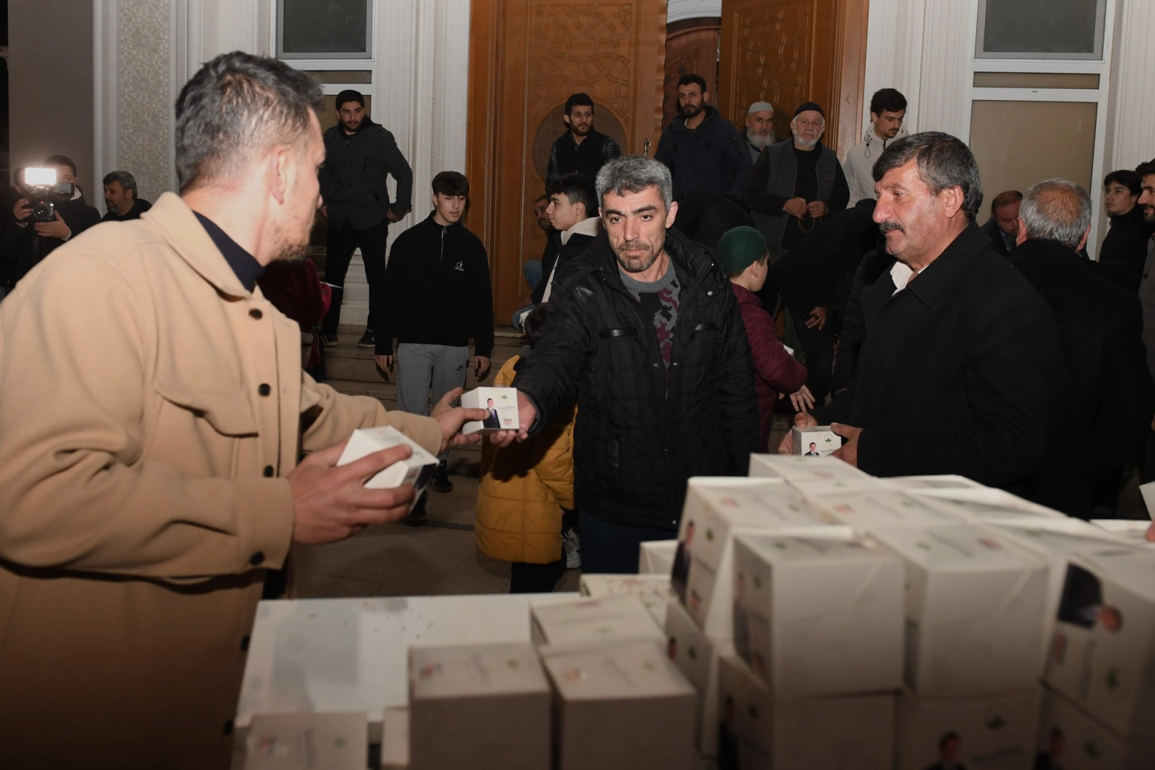 Bursa Osmangazi Belediyesi farklı noktalarda vatandaşlara kandil simidi dağıttı