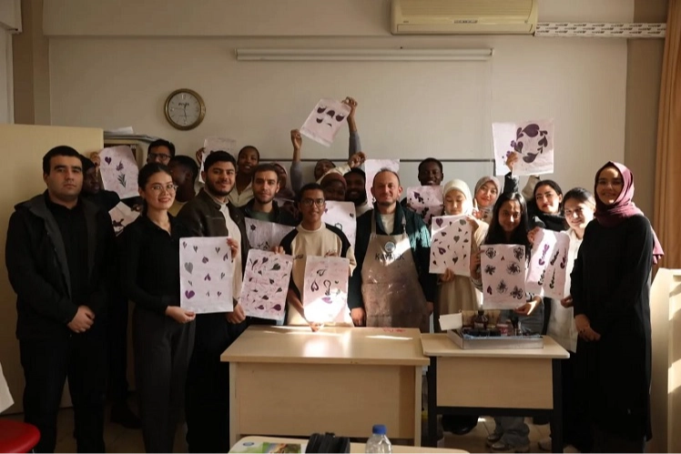 KAYMEK’ten yabancı öğrencilere ‘ebru’ eğitimi