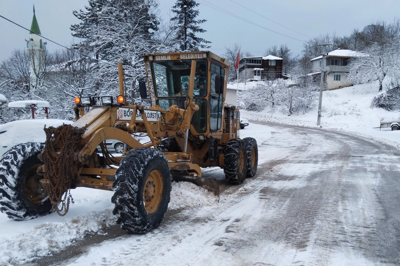 Bursa Gemlik’te karla mücadeleye devam