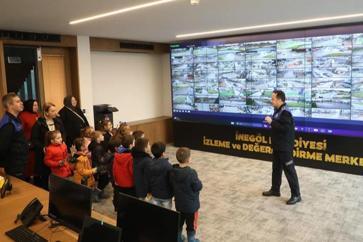 Anaokulu öğrencilerinden İnegöl Belediyesi’ne ‘izleme’ ziyareti
