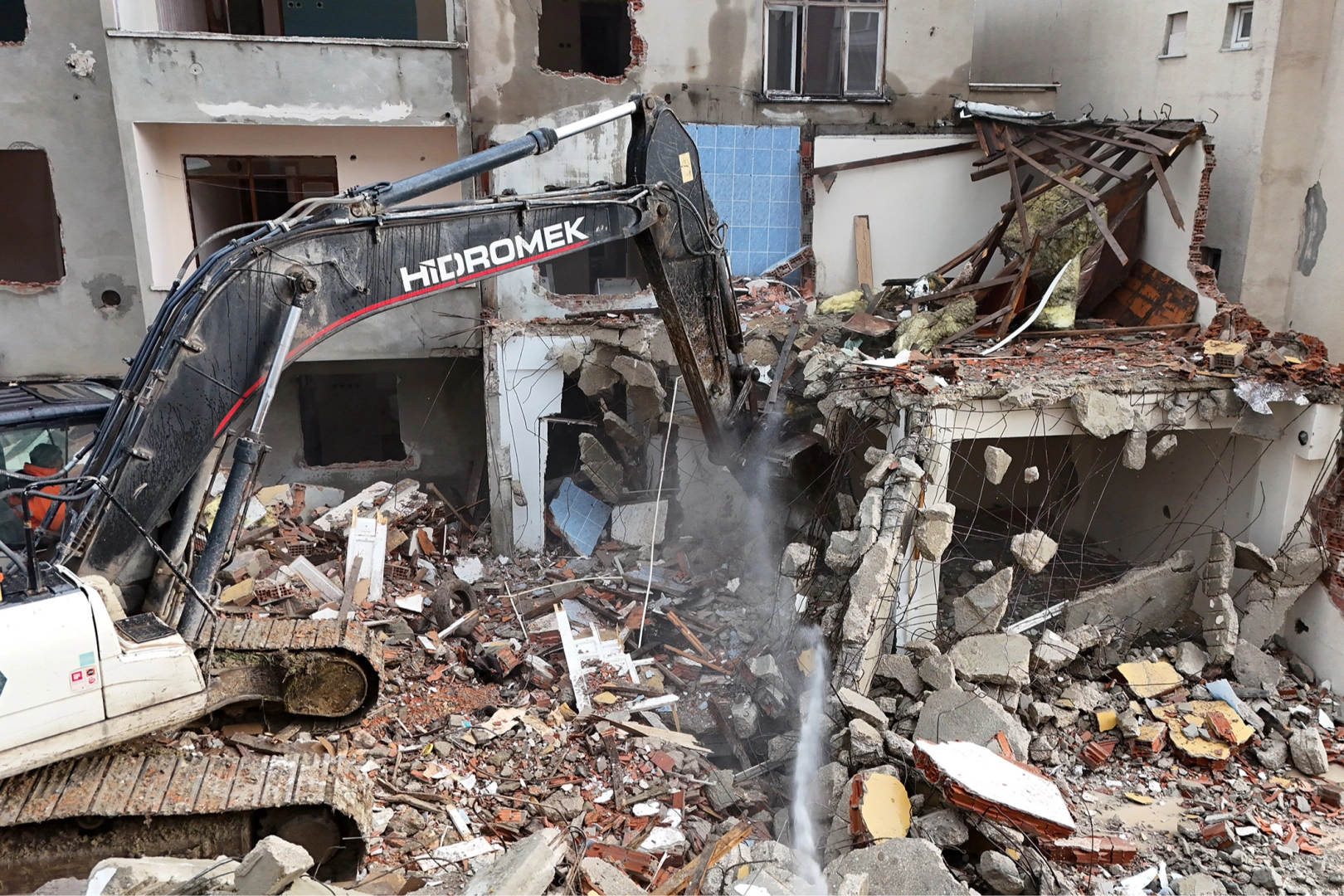 İstanbul Büyükçekmece’de deprem riski taşıyan 23 yapı yıkıldı