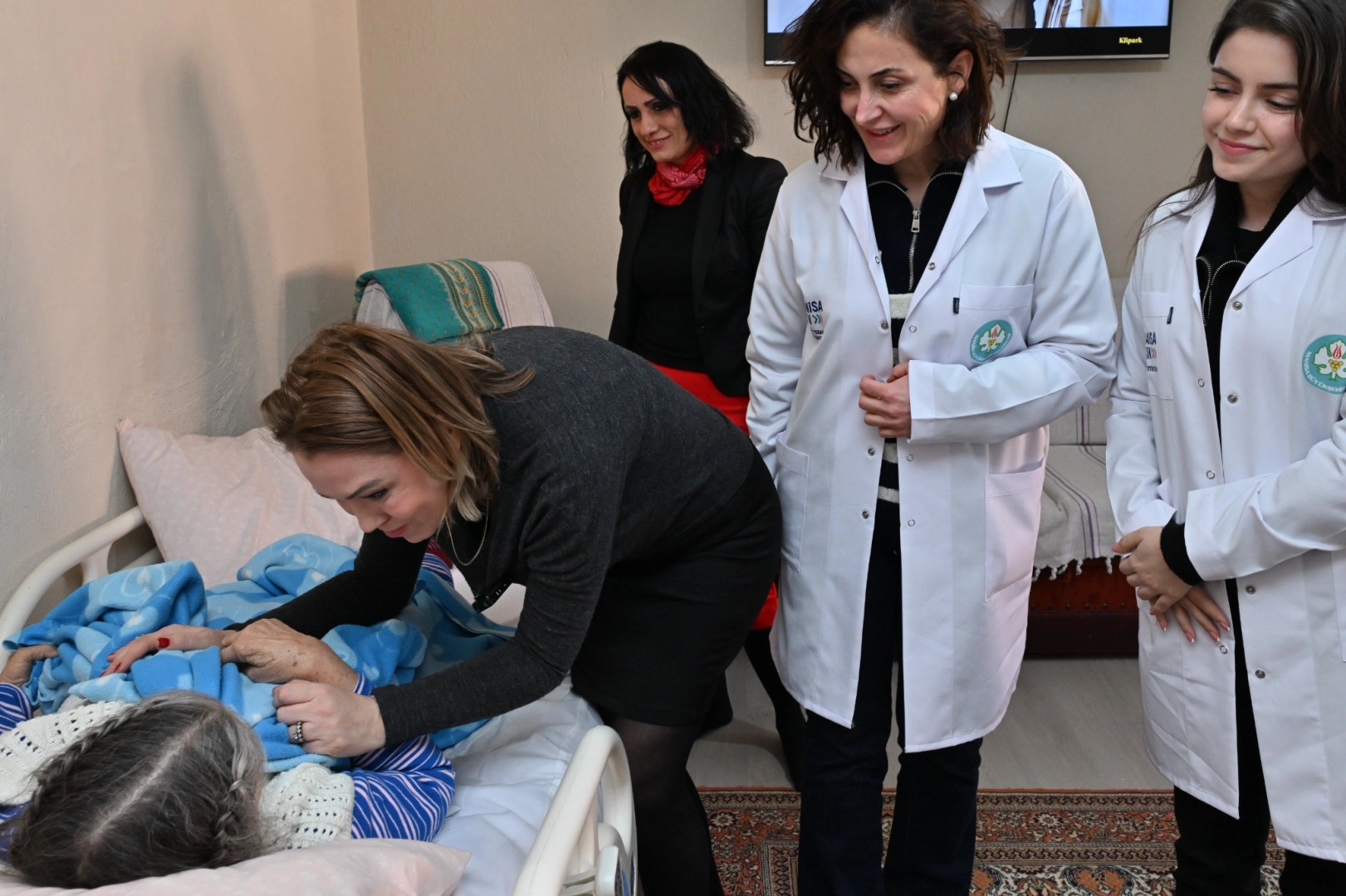 Manisa’da Başkan eşinden huzurlu ziyaret