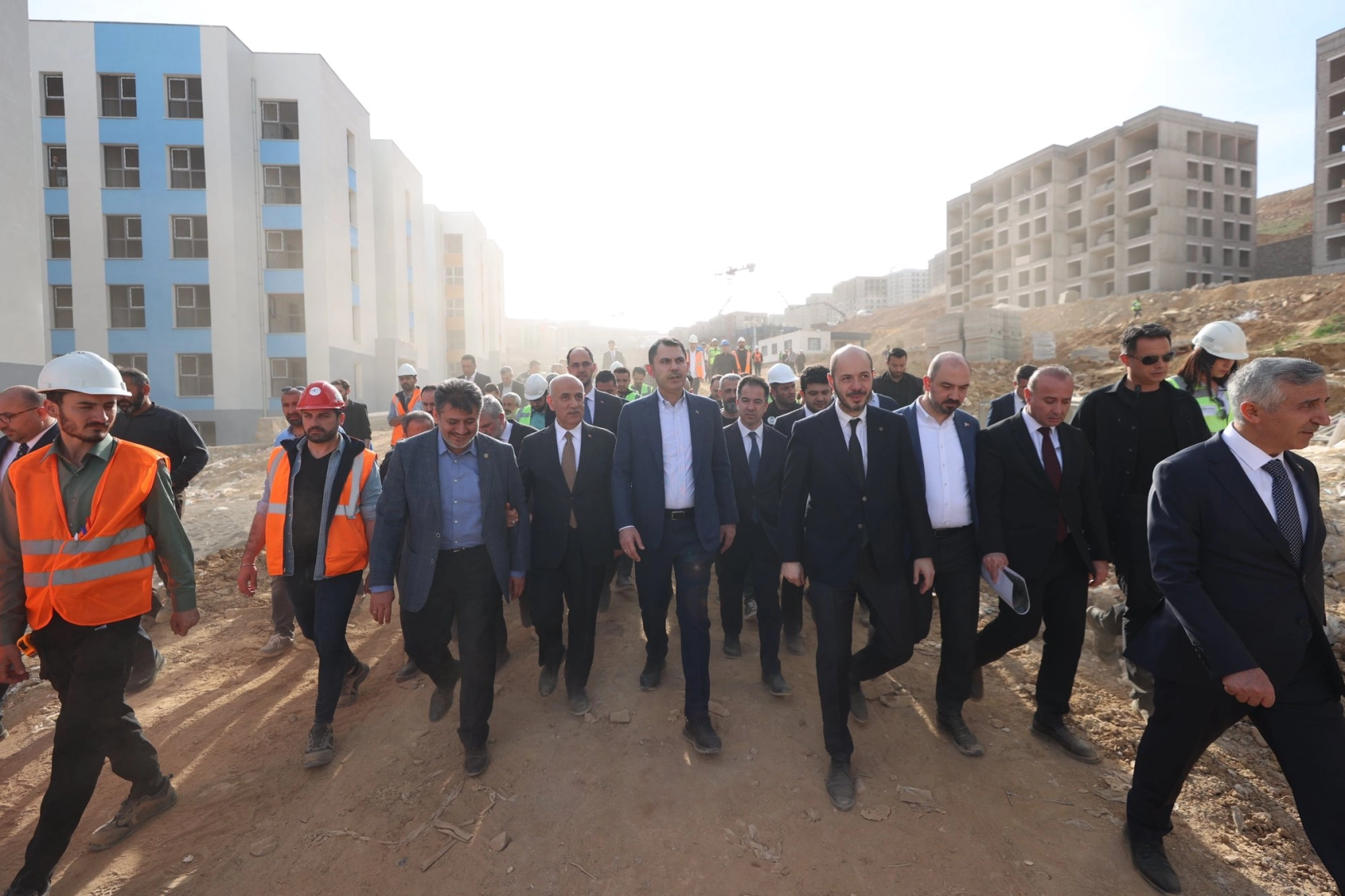 Bakan Kurum Kahramanmaraş’ta afet konutlarını inceledi