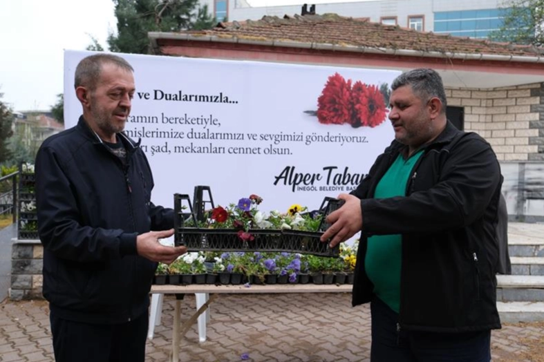 Bursa İnegöl’den mezarlıklarda çiçekli hediye