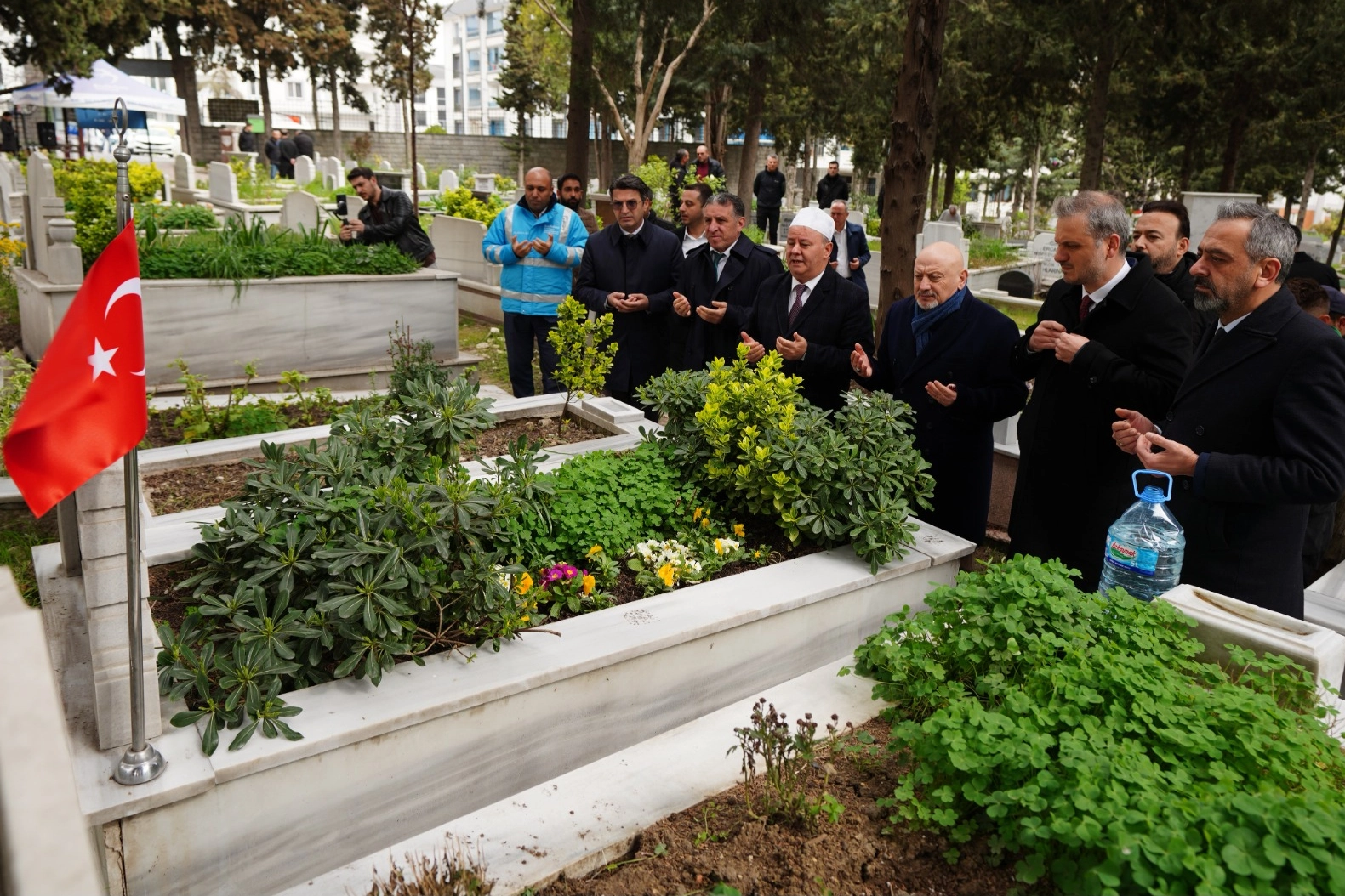 İstanbul Beylikdüzü’nde şehit kabirleri bayrama hazır