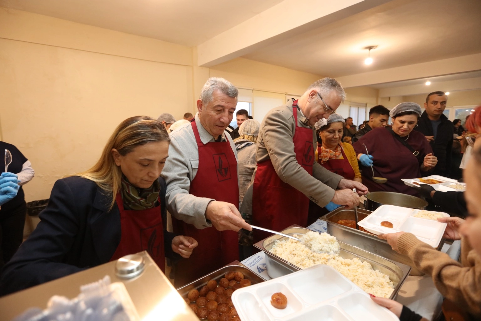 İzmir Güzelbahçe’de evlere sıcak servis