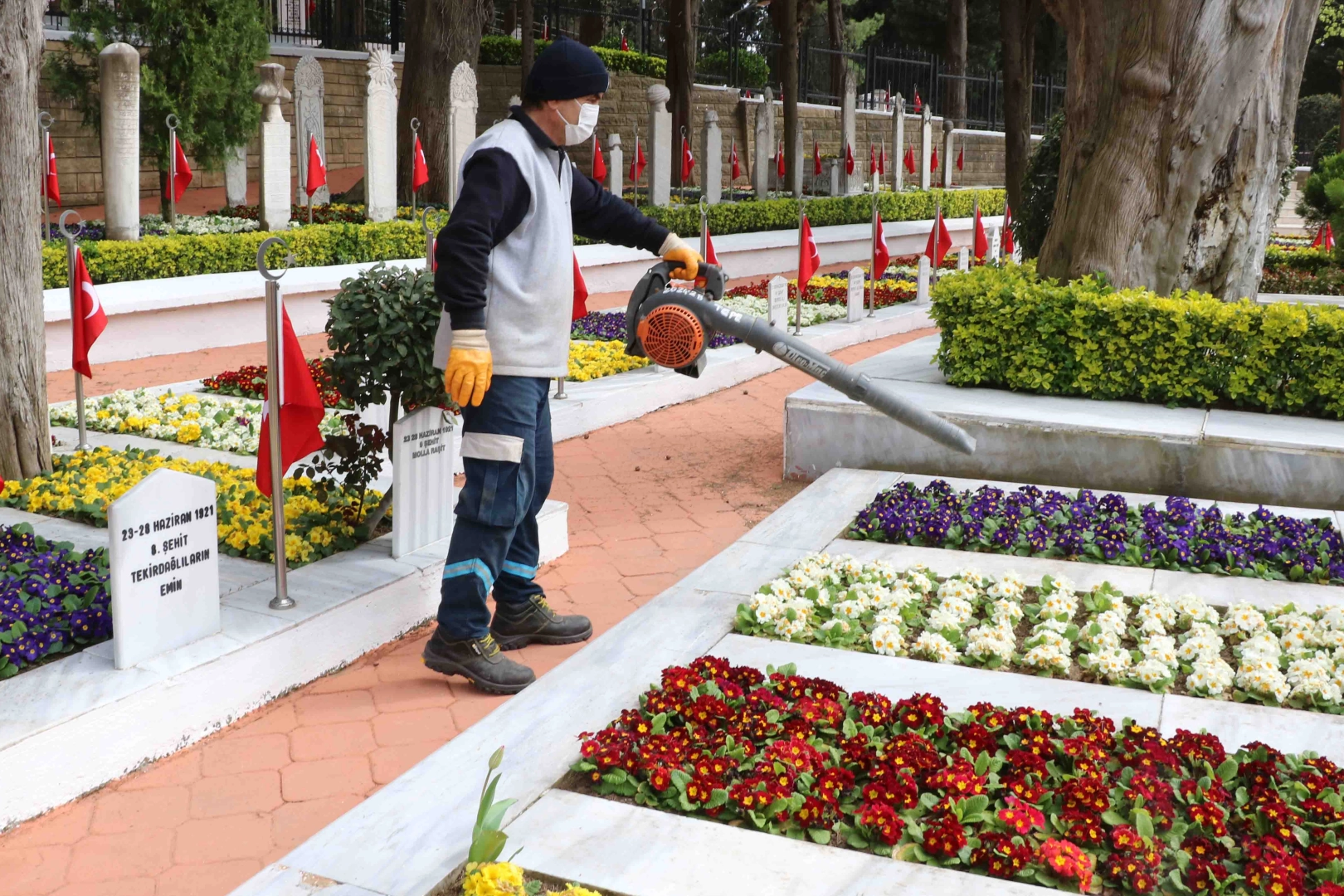 Kocaeli’de mezarlıklar bayrama hazır
