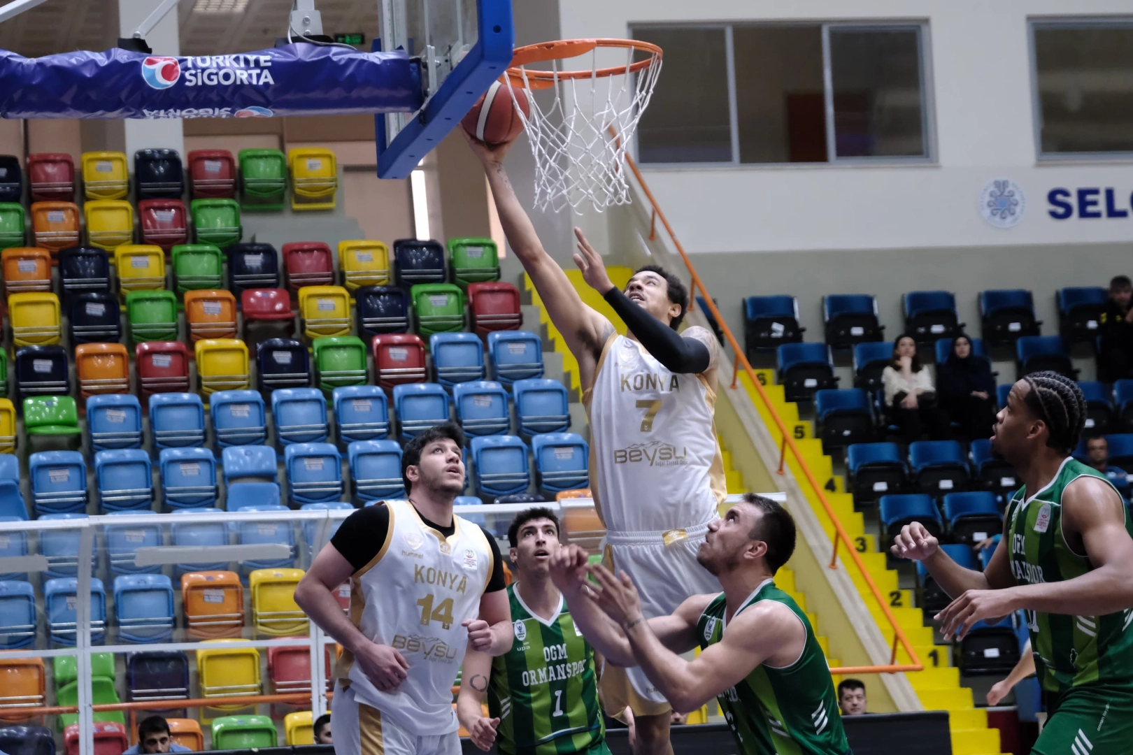 Konya’da seyircisiz maçta farklı galibiyet