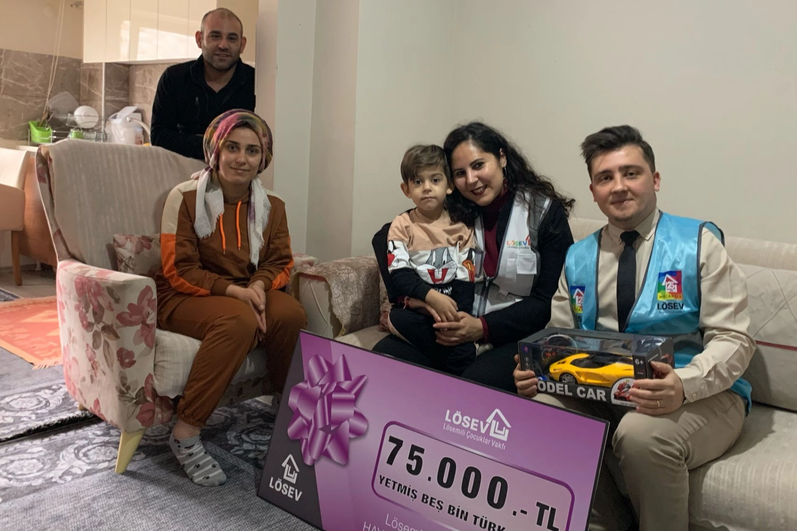 LÖSEV’den lösemi ve kanserle mücadele eden çocuklara yardım çeki