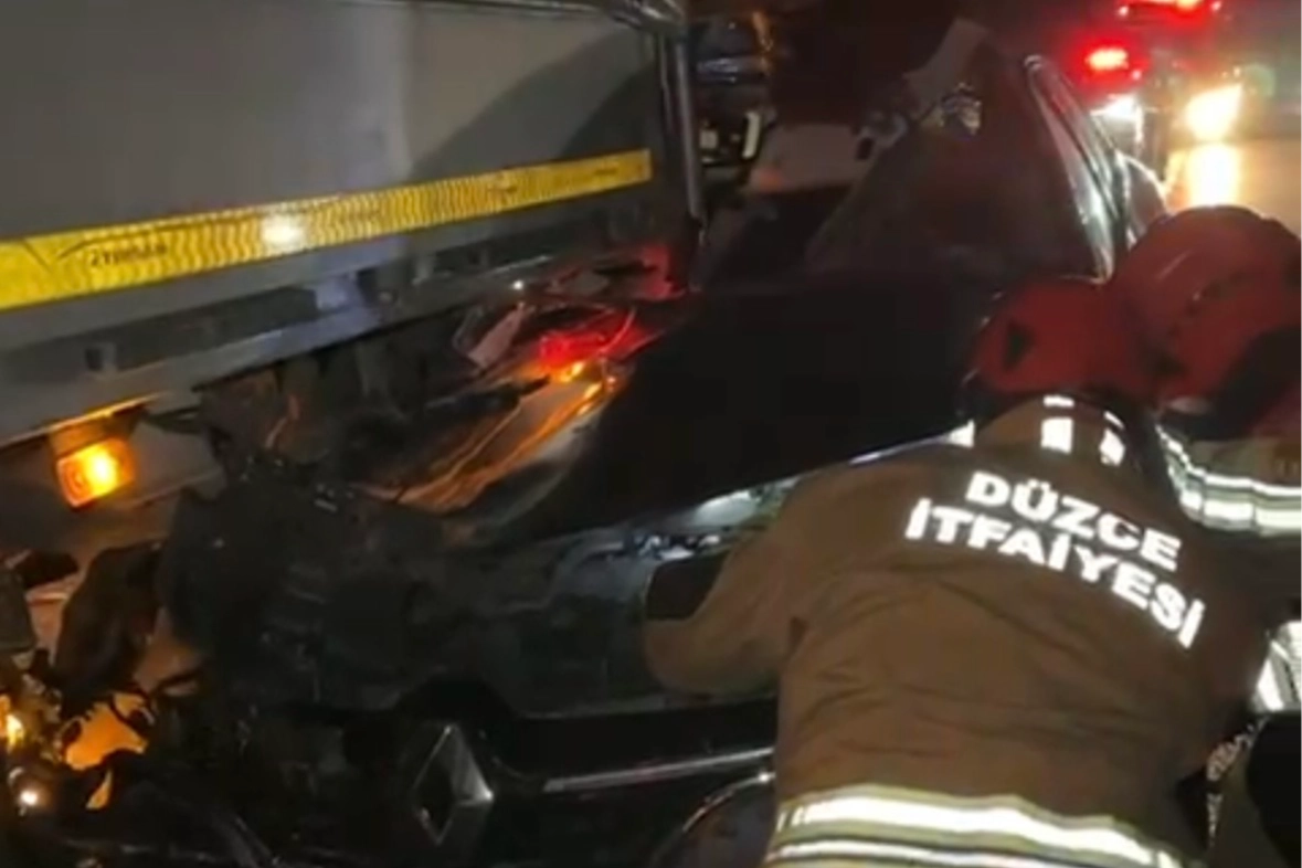 Anadolu Otoyolu’nda otomobil tıra çarptı