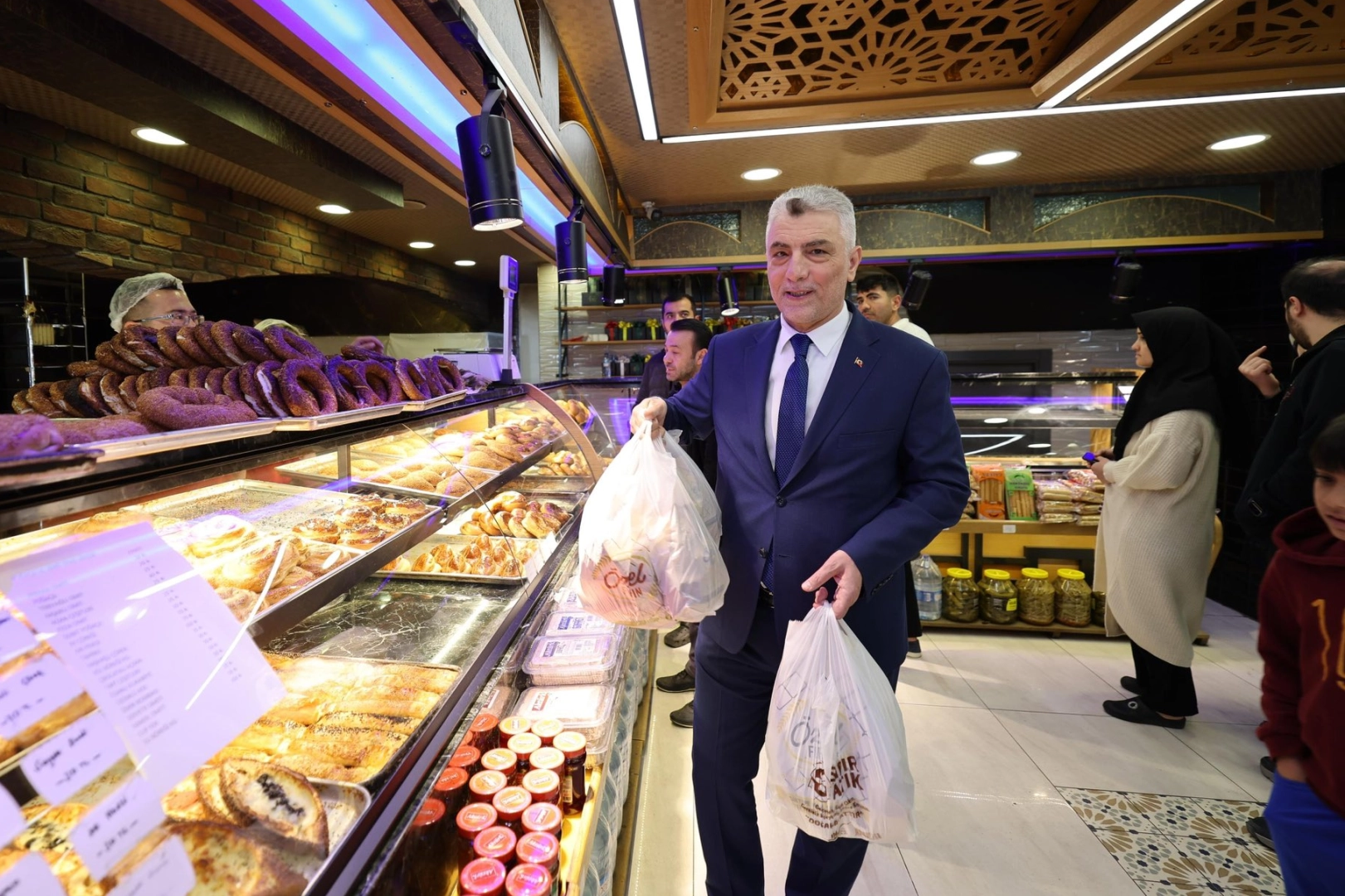 Bakan Bolat’tan esnaf ziyareti ve dayanışma mesajı