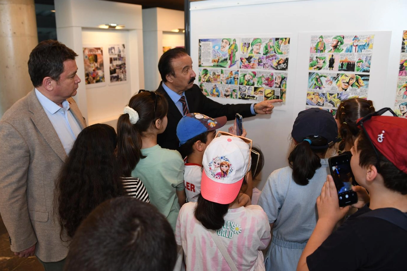 Bursa Osmangazi’de ‘Elinde Fırça, Dilinde Müzik’ çizgi roman sergisi