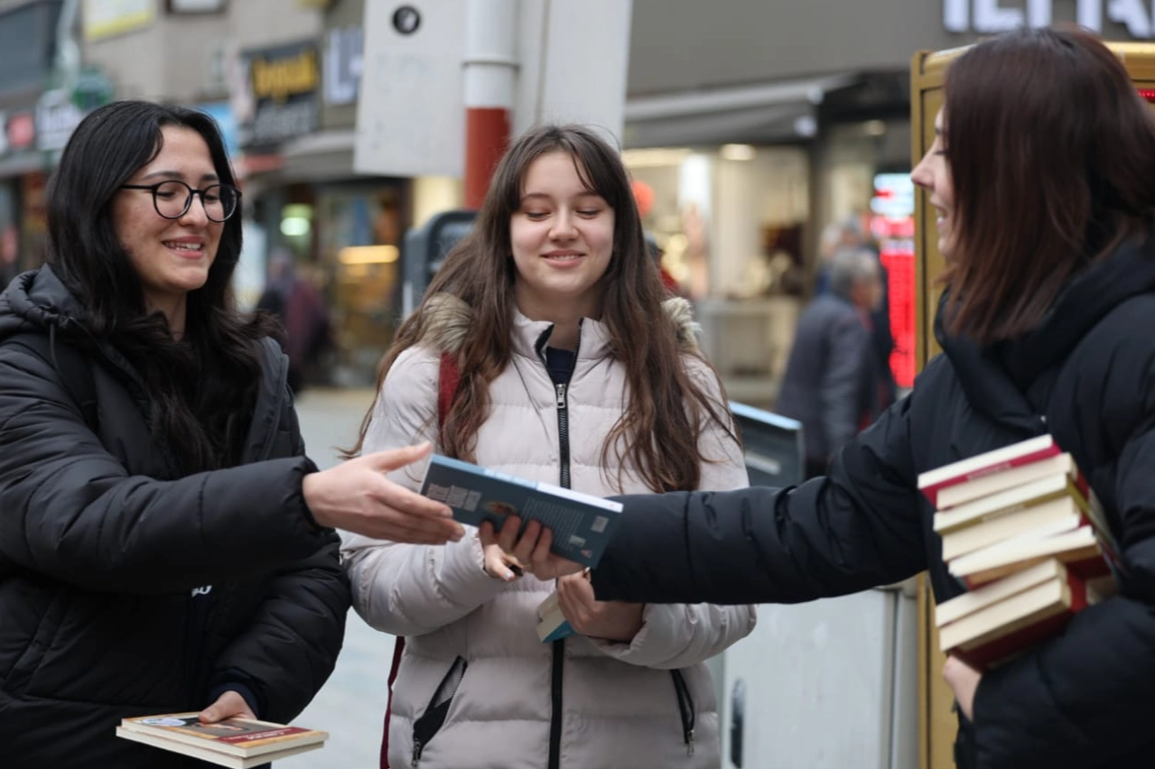 Cumhuriyet Bulvarı’nda kitap sürprizi