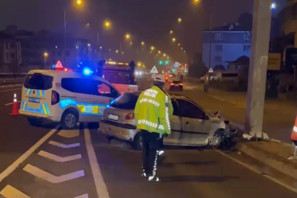 Düzce’de otomobil refüje çarptı!