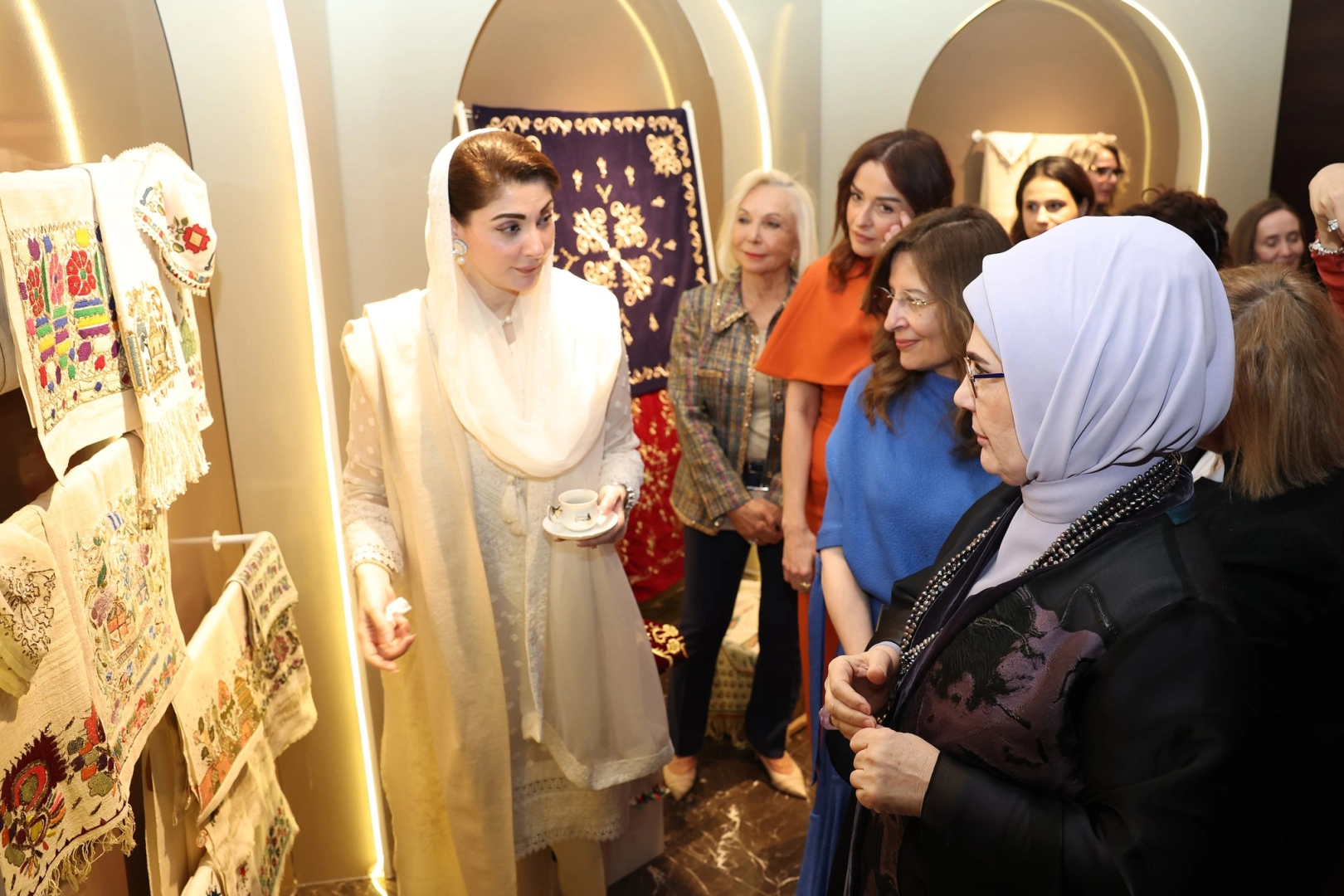 Emine Erdoğan, lider eşleriyle “Anadolu” sergisinde