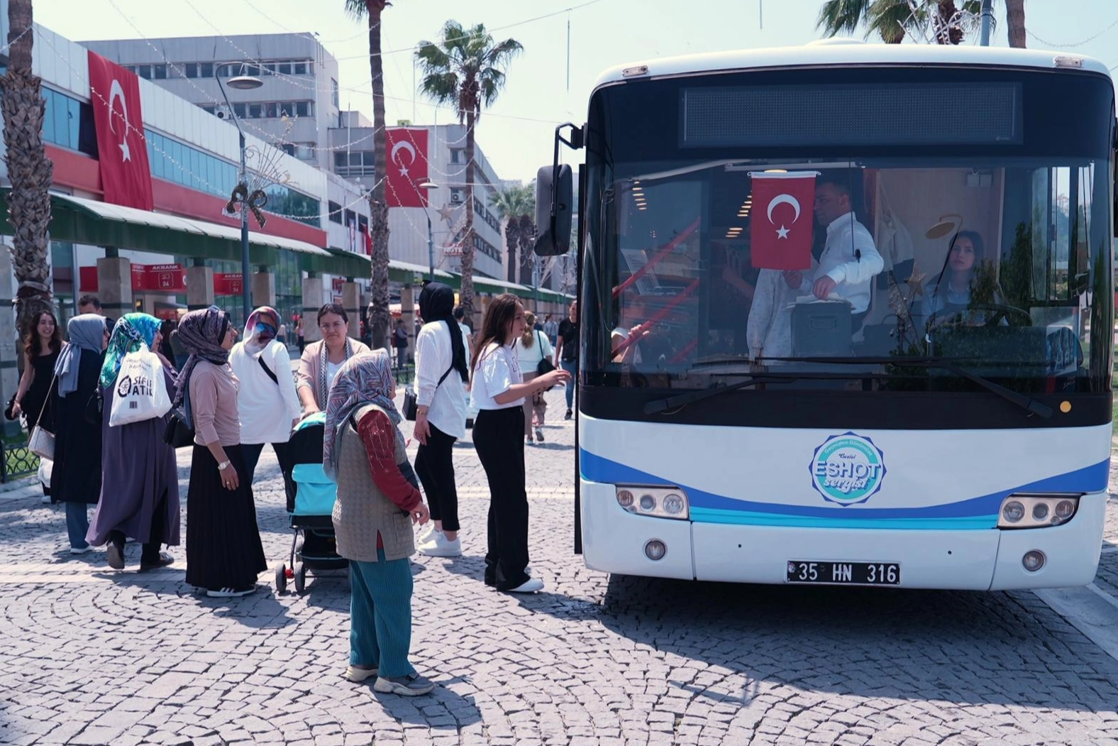 İzmir’de ESHOT sergisi yenilenen tasarımıyla ilgi gördü