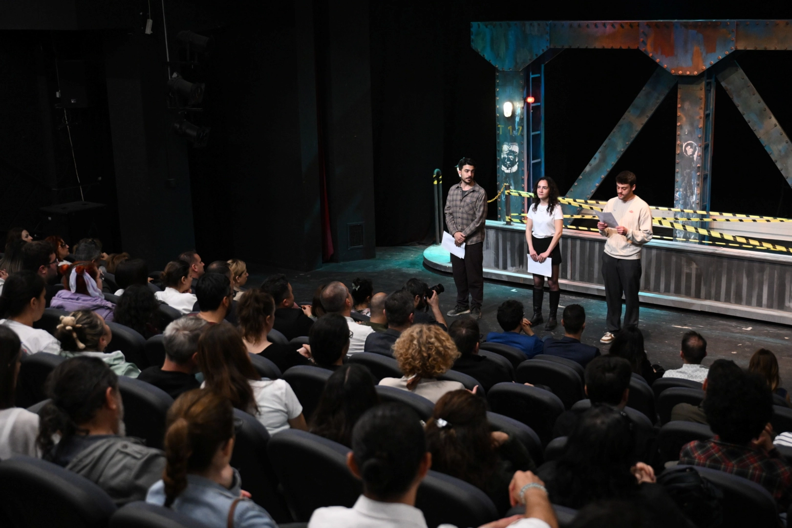 İzmir’de Bornova Şehir Tiyatrosu’ndan unutulmaz prömiyer