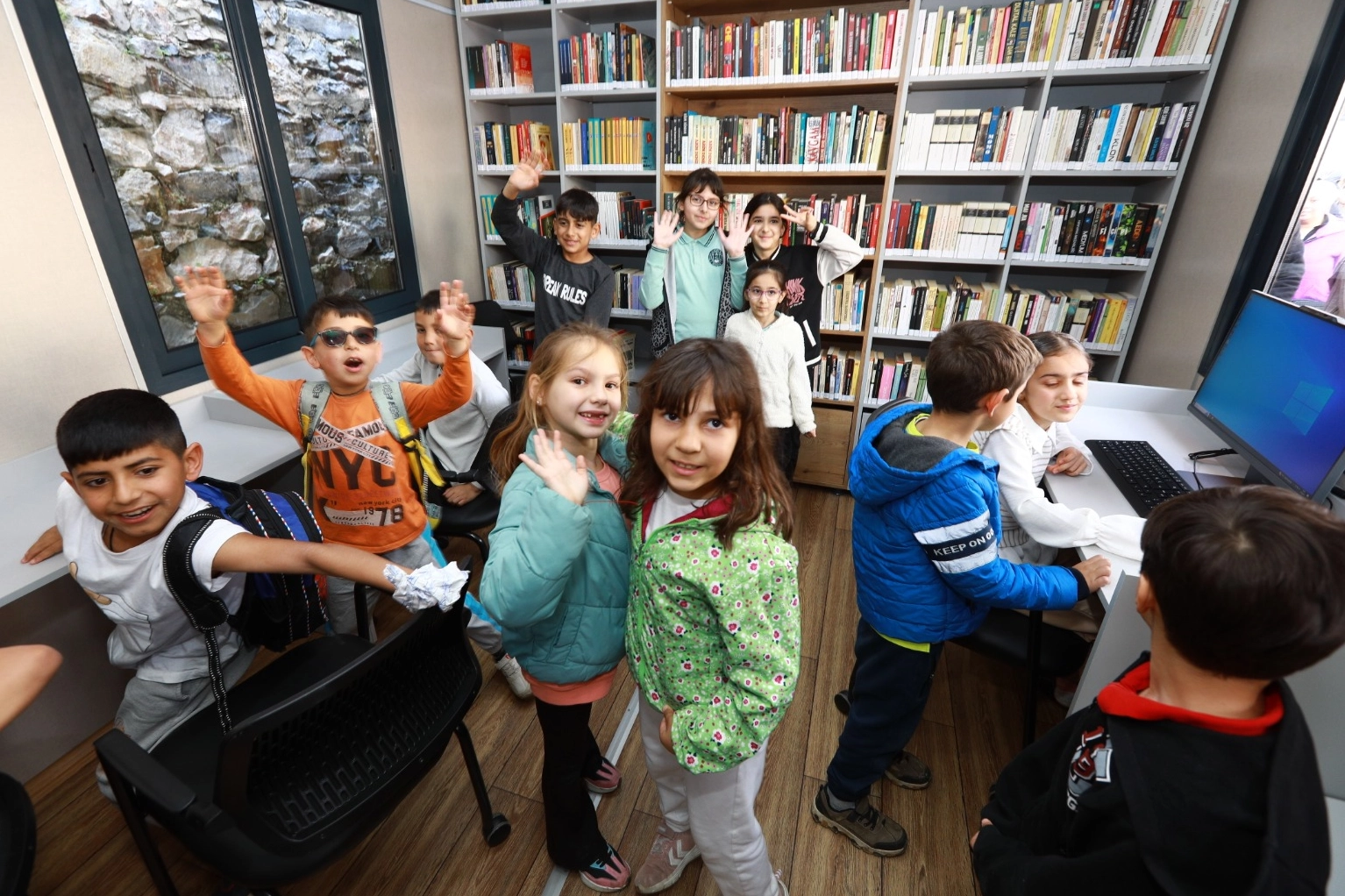 İzmir’de Efes Selçuk’ta çocuklar ve aileler yalnız değil