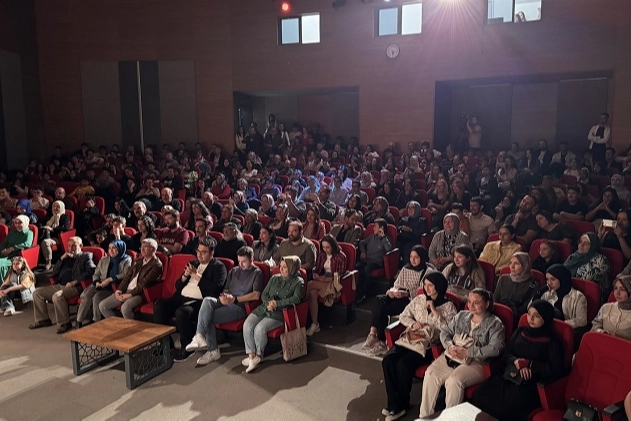 Mektep Melikgazi öğrencilerinden ‘Çehovatör’ oyunu