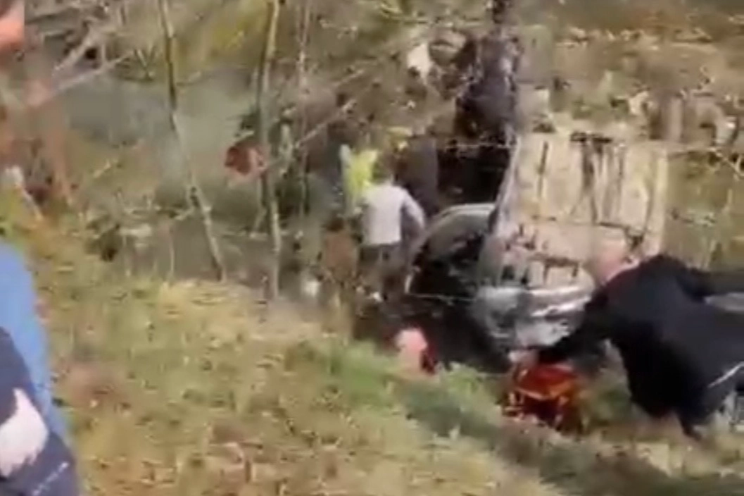 Otomobil tarlaya devrildi ikisi çocuk 6 yaralı