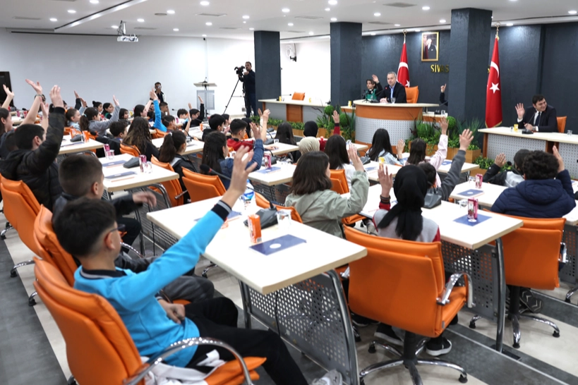 Sivas Belediye Meclisi’nde öğrencilerle özel oturum