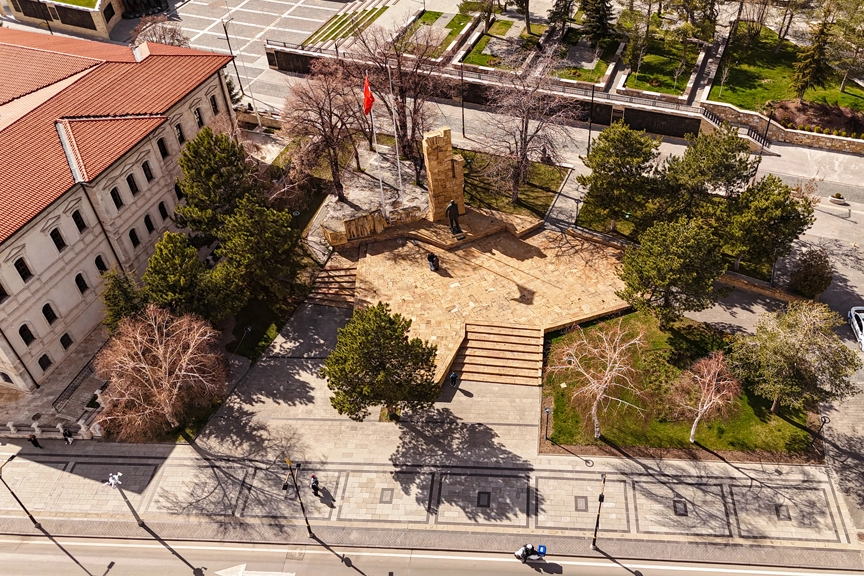 Sivas’ta Atatürk Anıtı’na çevre düzenlemesi