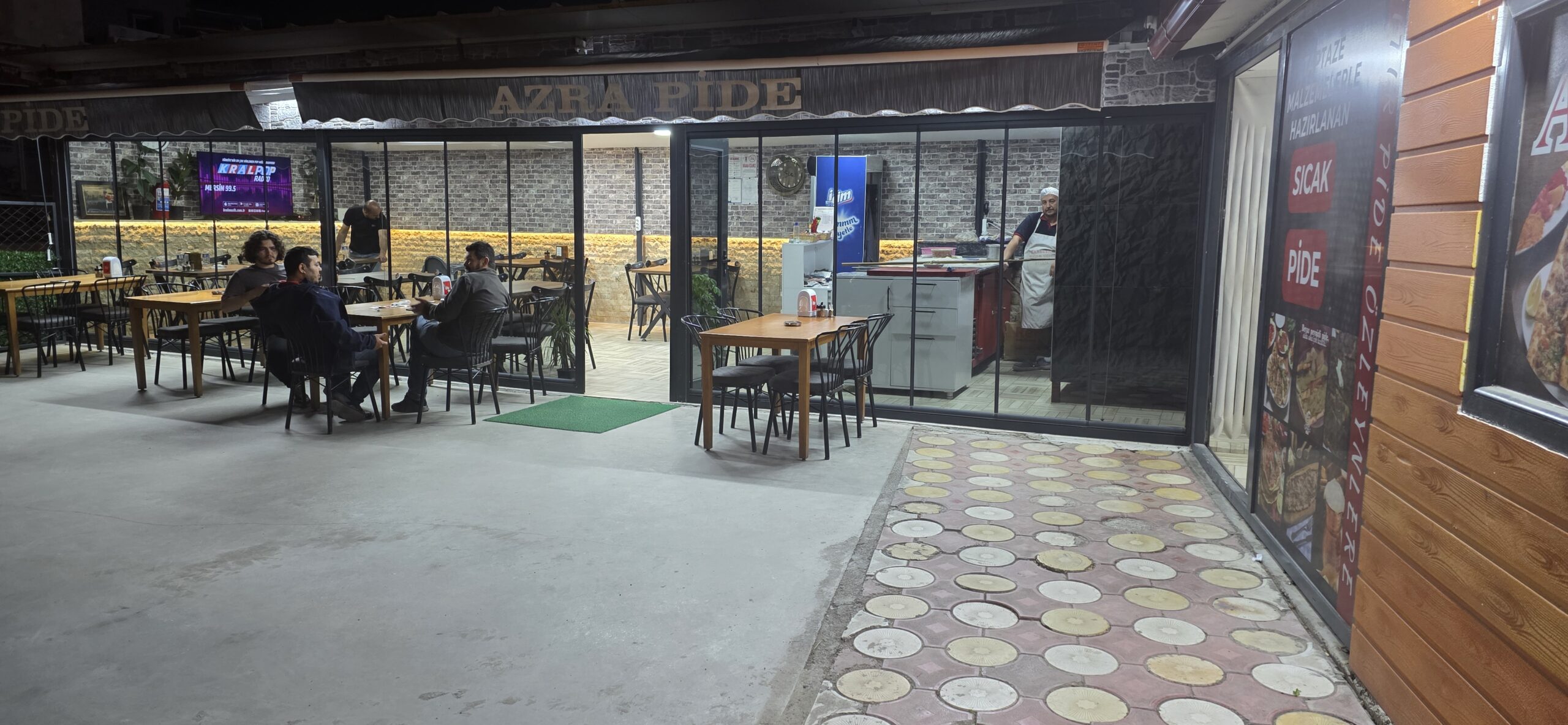 Çivril’de Damaklarda İz Bırakan Bir Lezzet Noktası: Azra Pide ve Hatay Künefesi