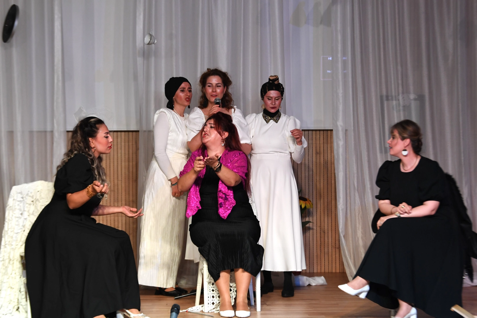 Bursa’da Osmangazili kadınlar Kozalar oyunu ile izleyici karşısında