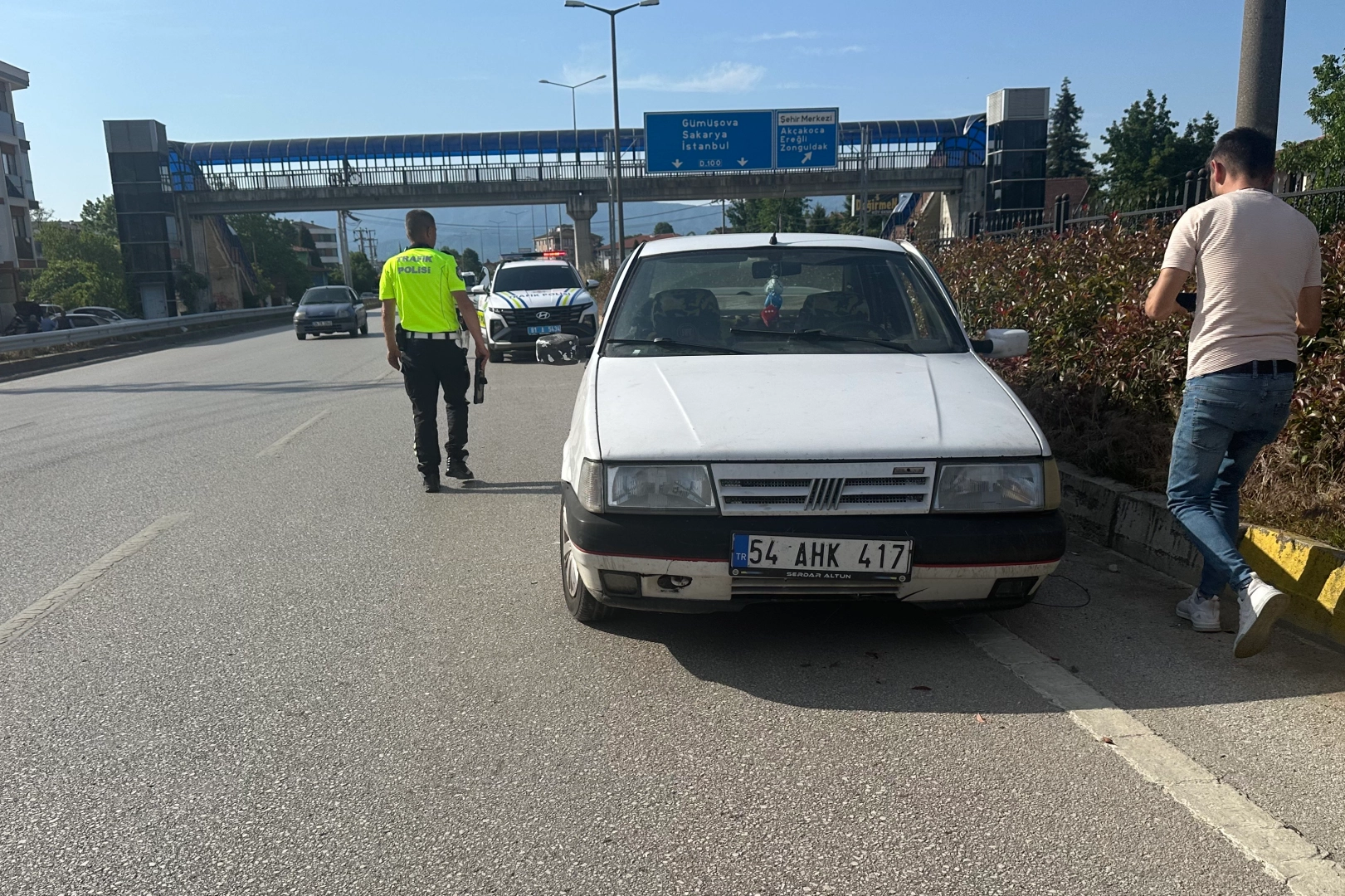 Düzce’de kamyonun sıkıştırdığı araç bariye çarptı!