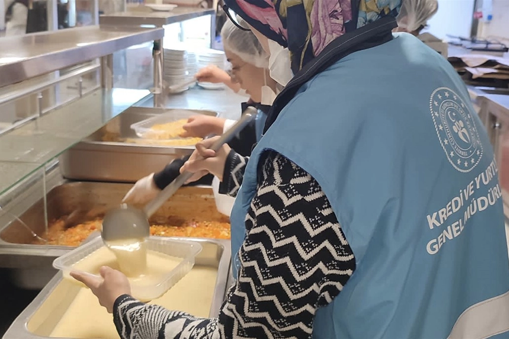 Gençler israfı önlüyor, iyiliği paylaşıyor… “Komşum Gönüllülük Hareketi” ile 10 milyon yemek ihtiyaç sahiplerine ulaştı