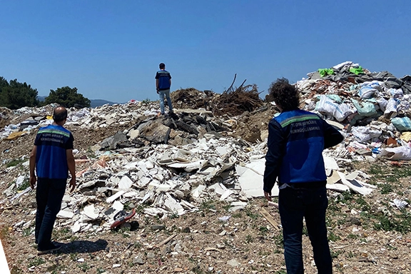 İzmir Gaziemir’de açık alana atığa 1,8 milyar TL ‘çevre’ cezası!