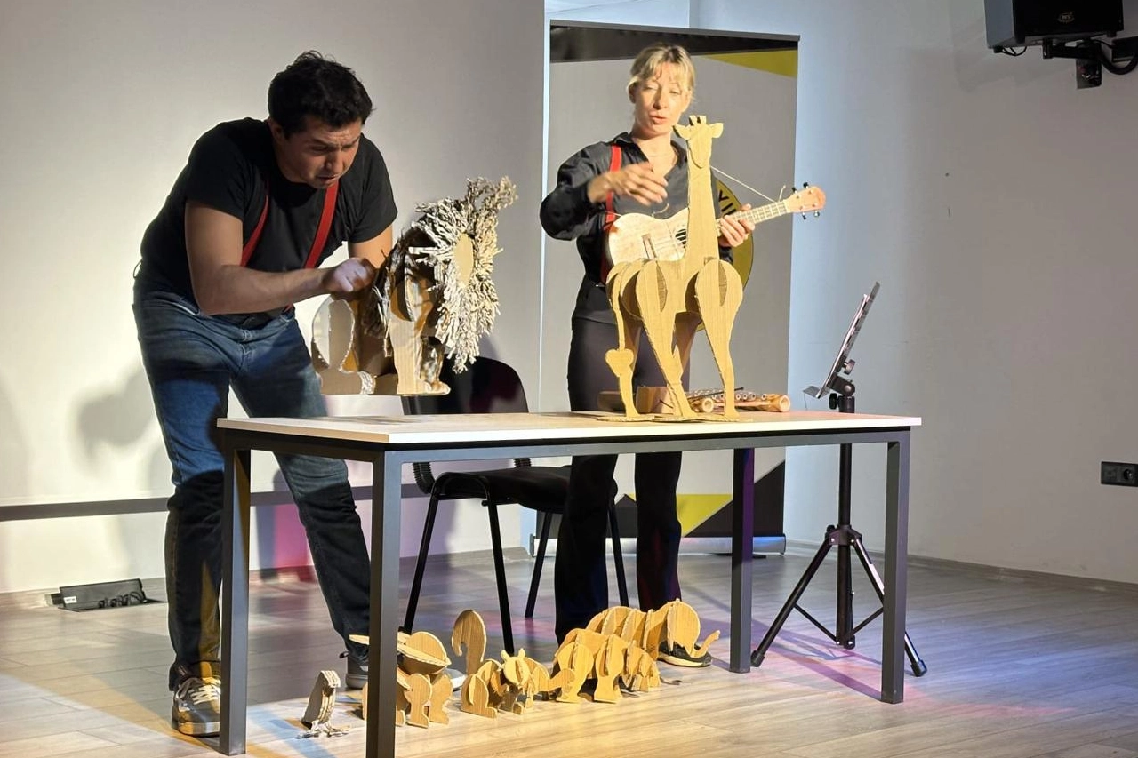 ‘Kendini Arayan Zürafa’ yollarda