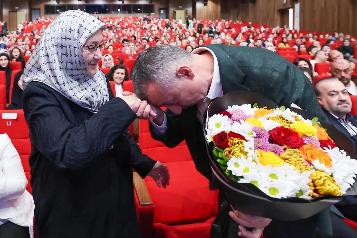 Kocaeli’de Başkan Büyükakın’dan annesine çiçekli kutlama