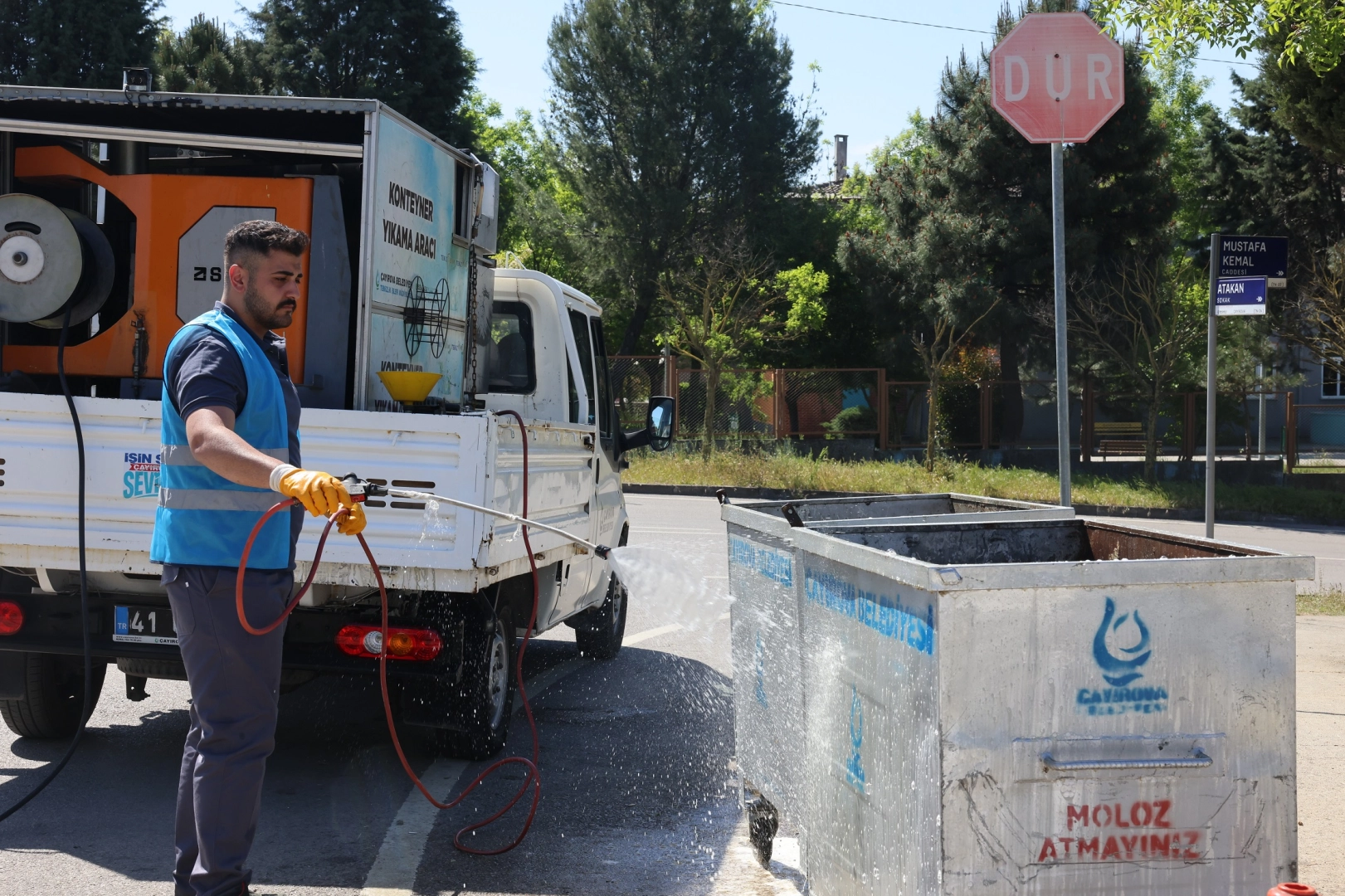 Kocaeli’de çöp konteynerleri yerinde yıkanıyor