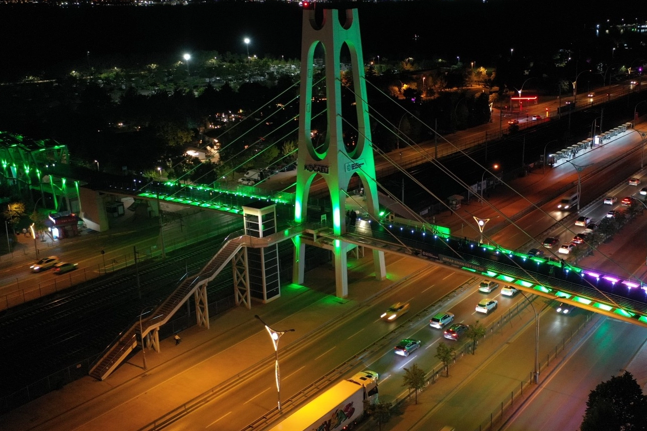 Kocaeli’nde üst geçitler yeşile büründü