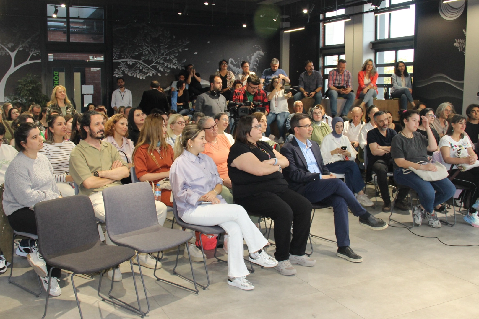 Latife Tekin Bursa Nilüfer’de okurlarıyla buluştu