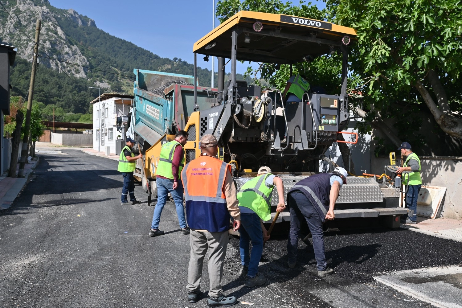 Manisa Büyükşehir’den mahallelerde asfalt atağı