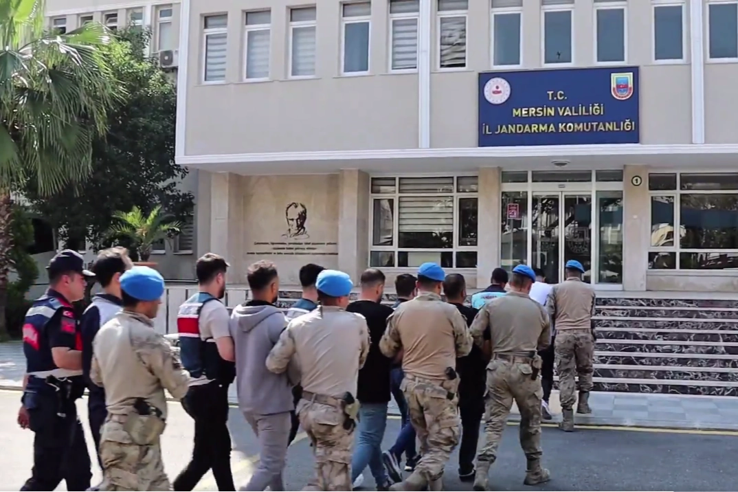 Mersin’de dev uyuşturucu operasyonu… 112 torbacı yakalandı!