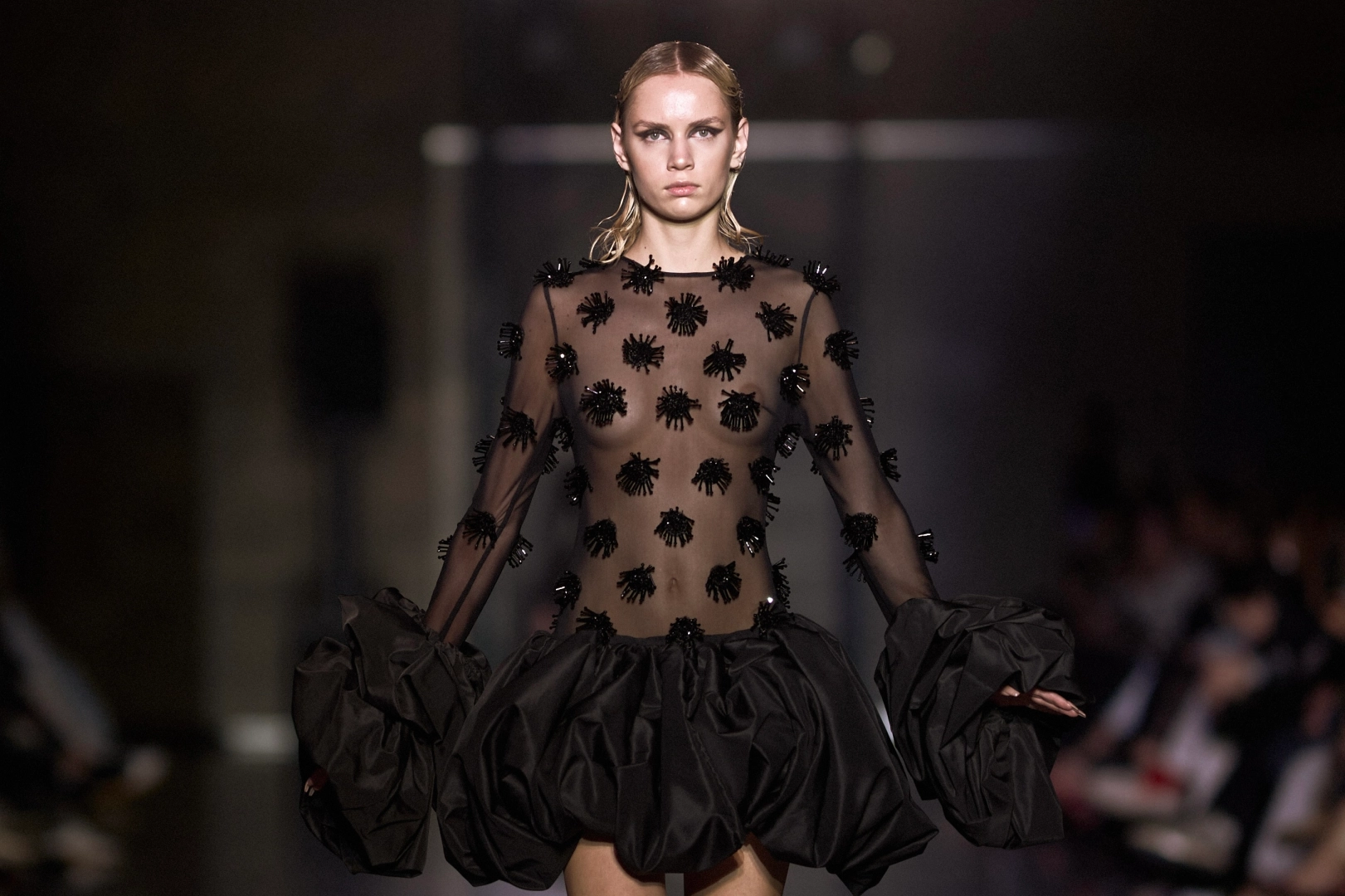 Bakü Fashion Week’te tüm gücüyle ‘siyah’ sahnede!