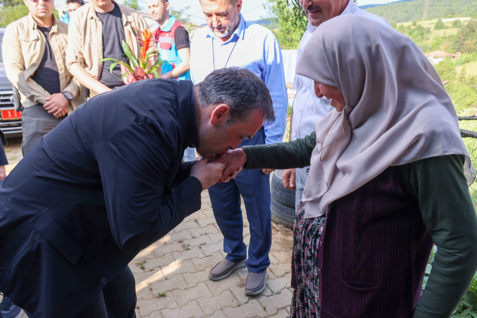 Bilecik Valisi, Şehit Sedat Çakır’ın ailesini ziyaret etti