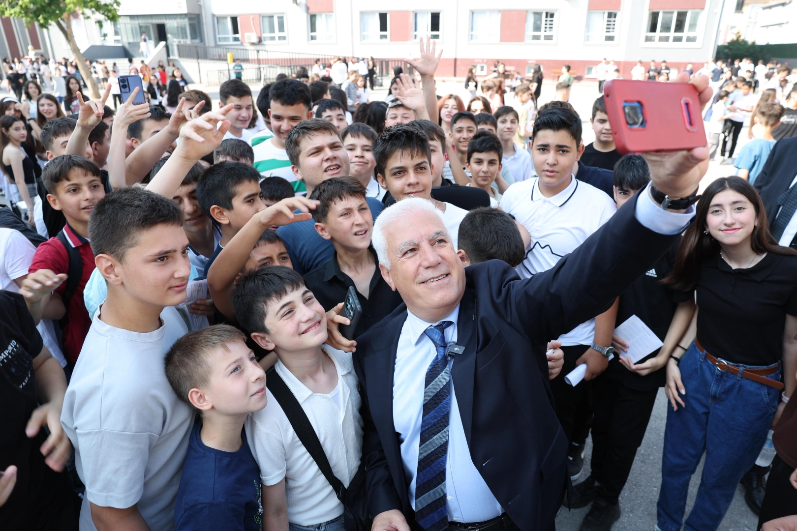 Bursa’da Başkan Bozbey karne sevincine ortak oldu