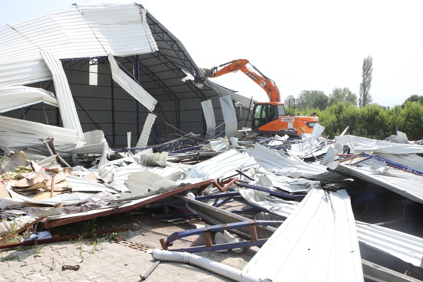 Bursa Nilüfer’de kaçak iş yeri yıkıldı