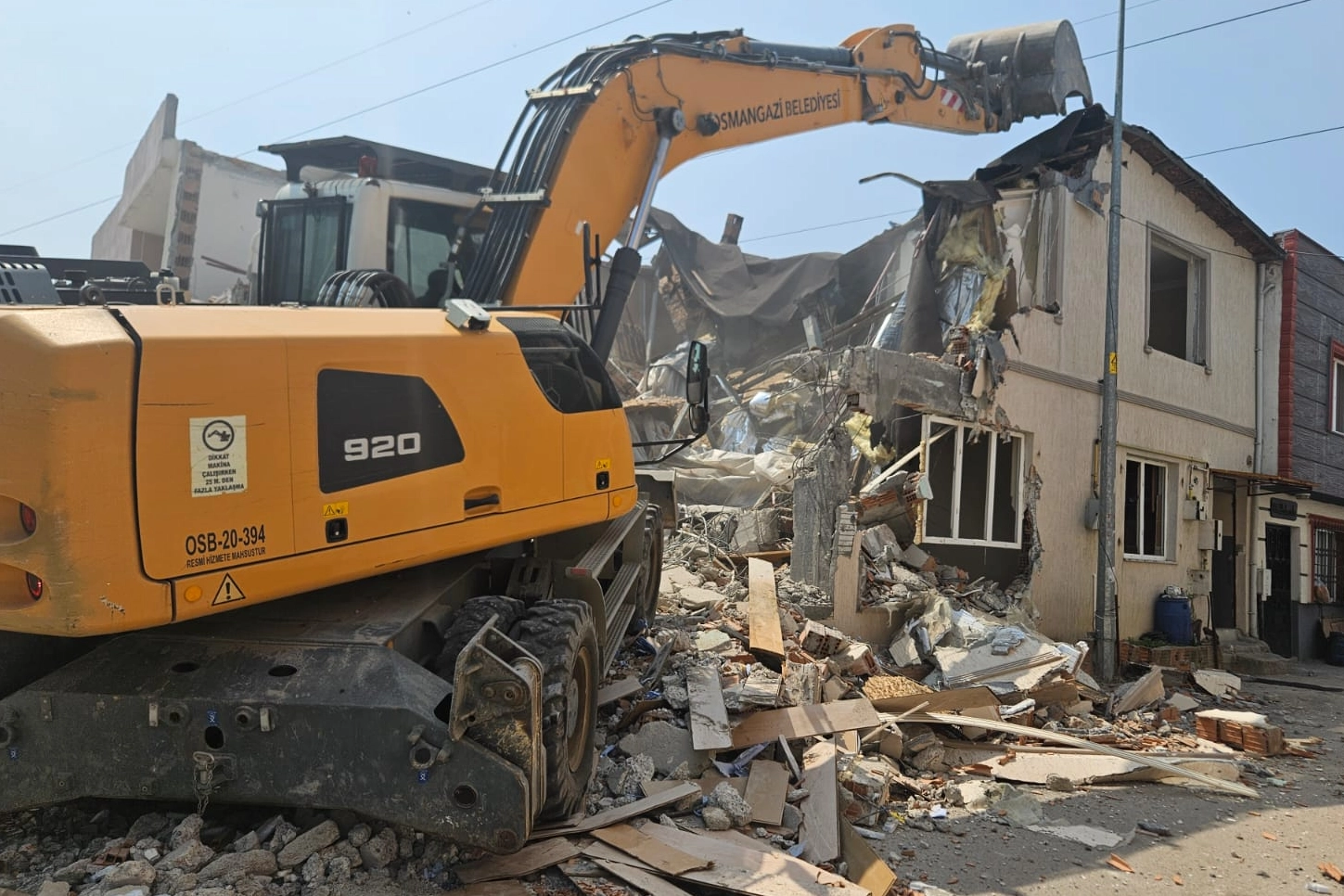 Bursa Osmangazi’de iki katlı kaçak bina yıkıldı