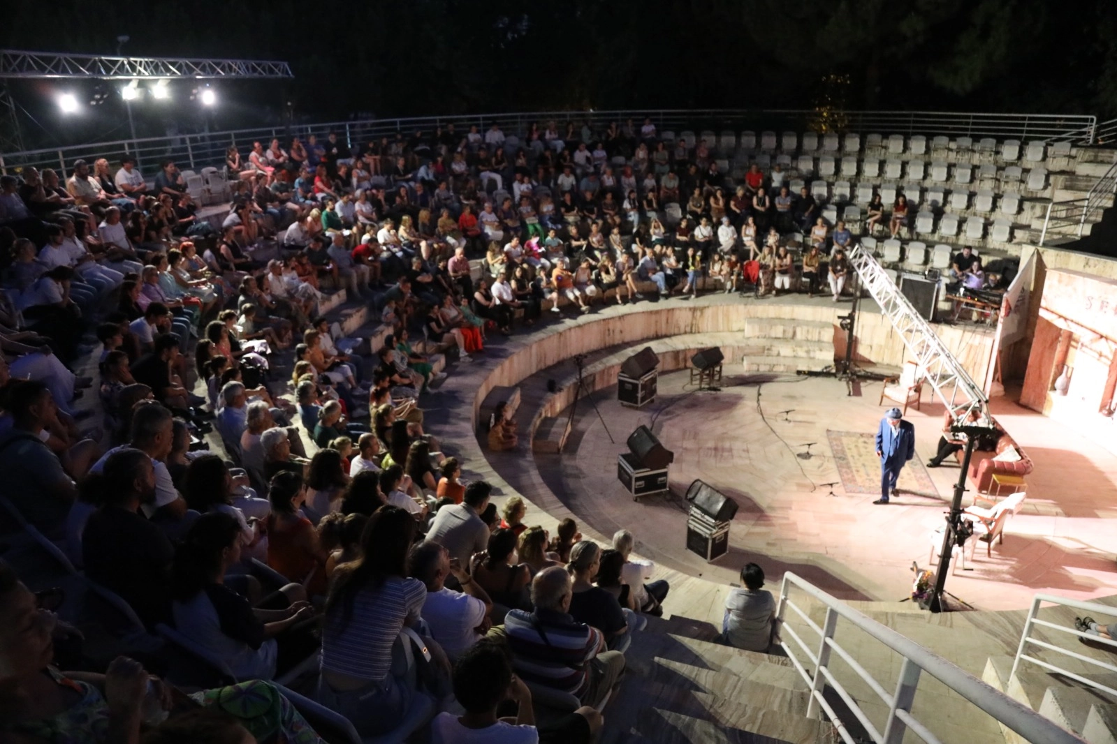 Efes Selçuk’ta sanat ve dayanışma amfi tiyatro sahnesinde