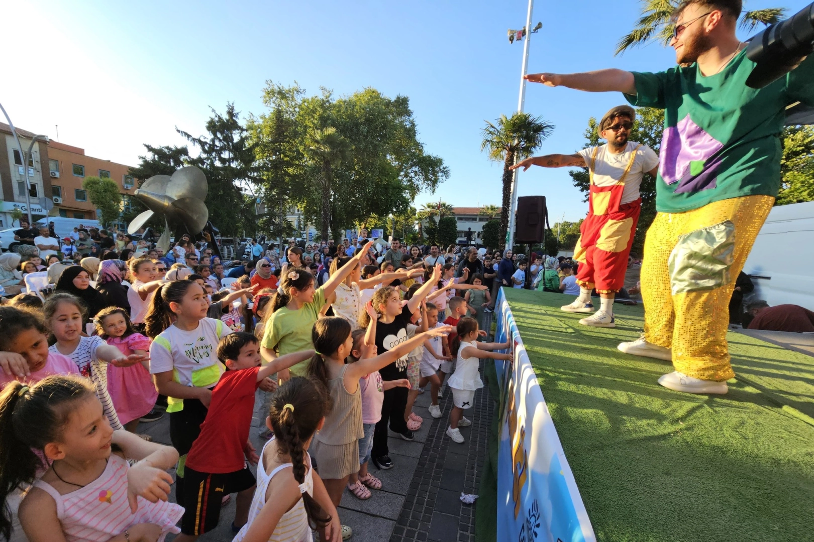 Gölcük’te karne şenliği Anıtpark’ı doldurdu