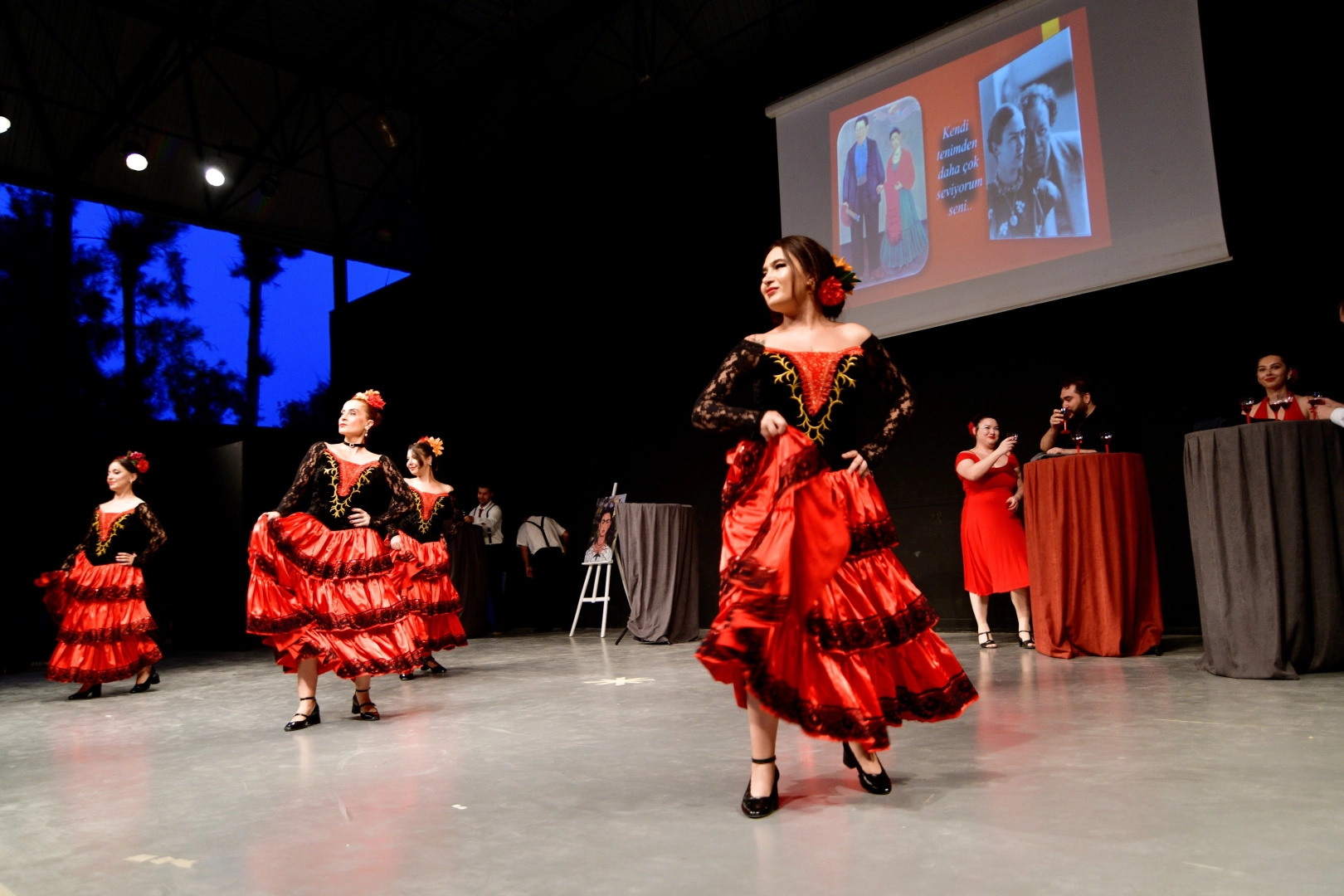 Bornova’da iki perdelik yıl sonu dans gösterisi göz kamaştırdı