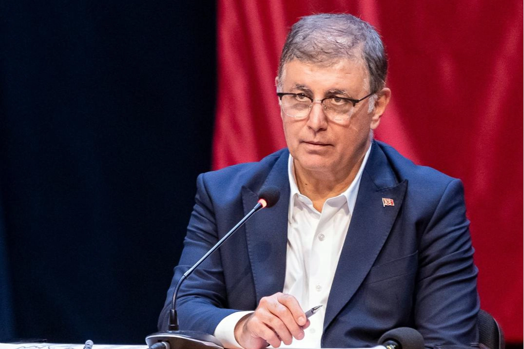 İzmir’de Başkan Tugay’dan Türk-İş’e bordrolu yanıt: Zamdan feragat edin!